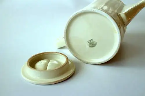 Art Deco Kaffeekanne Bauscher - DRP - aus den 1920ern - mit abnehmbarer Warmhaltehaube aus Metall von WMF