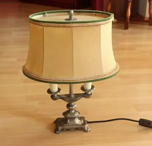 Mid Century Tischlampe - viktorianischer Stil - Wohnzimmerlampe auf Zinnfuß - Vintage