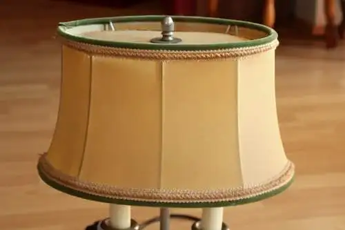 Mid Century Tischlampe - viktorianischer Stil - Wohnzimmerlampe auf Zinnfuß - Vintage