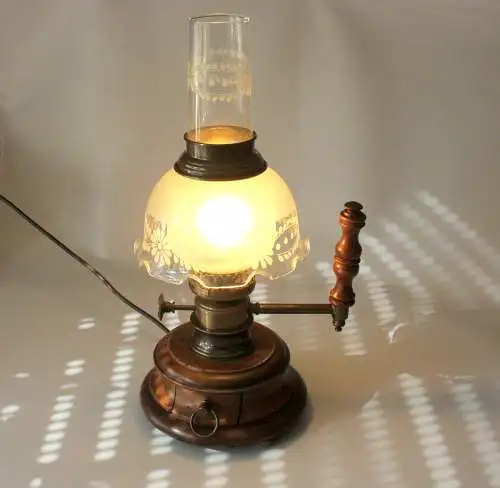 Hochwertige Tischlampe - antiker Stil aus den 1980ern - Landhaus-Stil - Holz, Glas, Metall - Vintage