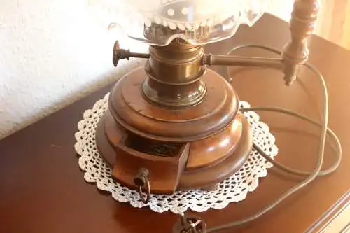 Hochwertige Tischlampe - antiker Stil aus den 1980ern - Landhaus-Stil - Holz, Glas, Metall - Vintage