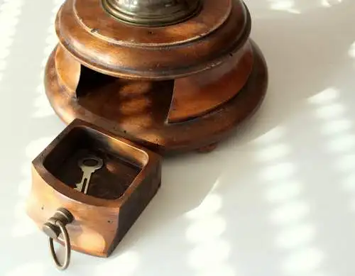 Hochwertige Tischlampe - antiker Stil aus den 1980ern - Landhaus-Stil - Holz, Glas, Metall - Vintage