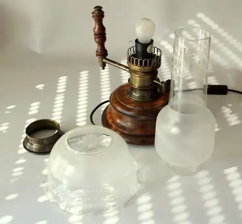 Hochwertige Tischlampe - antiker Stil aus den 1980ern - Landhaus-Stil - Holz, Glas, Metall - Vintage