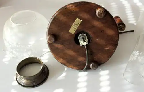Hochwertige Tischlampe - antiker Stil aus den 1980ern - Landhaus-Stil - Holz, Glas, Metall - Vintage