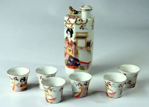 Asiatisches Sake-Set - Sake-Flasche und 6 Sake-Tassen - vermutlich Japan - mit Geisha-Motiven - Vintage