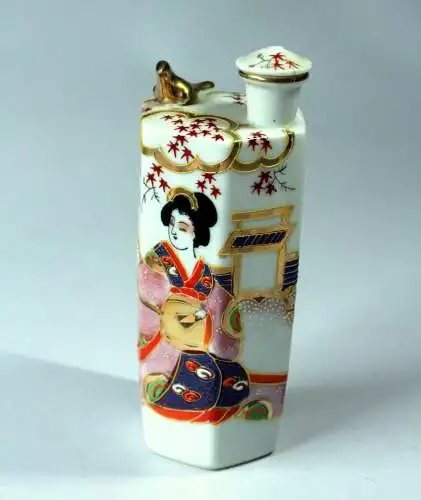 Asiatisches Sake-Set - Sake-Flasche und 6 Sake-Tassen - vermutlich Japan - mit Geisha-Motiven - Vintage