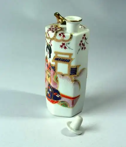 Asiatisches Sake-Set - Sake-Flasche und 6 Sake-Tassen - vermutlich Japan - mit Geisha-Motiven - Vintage
