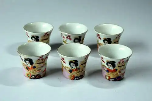 Asiatisches Sake-Set - Sake-Flasche und 6 Sake-Tassen - vermutlich Japan - mit Geisha-Motiven - Vintage