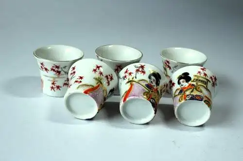 Asiatisches Sake-Set - Sake-Flasche und 6 Sake-Tassen - vermutlich Japan - mit Geisha-Motiven - Vintage