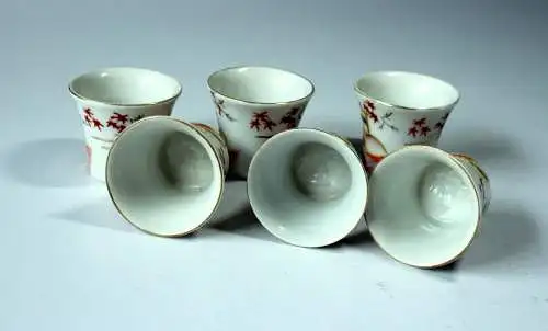 Asiatisches Sake-Set - Sake-Flasche und 6 Sake-Tassen - vermutlich Japan - mit Geisha-Motiven - Vintage
