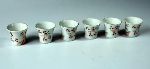 Asiatisches Sake-Set - Sake-Flasche und 6 Sake-Tassen - vermutlich Japan - mit Geisha-Motiven - Vintage
