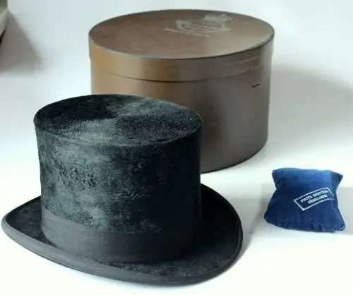 1910s - Antiker Zylinder schwarz der Marke Fritz Reuter - Düsseldorf (Hoflieferant) mit Original Hutschachtel und Samtkissen - Antiquität