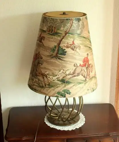 Kommodenlampe - Tischlampe auf Messingfuß mit großem Lampenschirm (umlaufende farbige Jagddarstellung) - Vintage aus den 1960ern