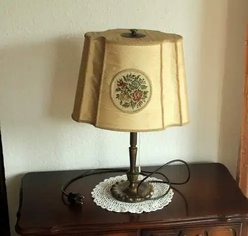 Alte Tischlampe Messing mit Schirm mit Brokatkante und Zugschalter - Vintage aus den 1950ern