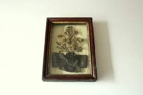 Schaukasten Glas Holz Memento Mori Klosterarbeit aus Mitte/Ende 1800s - Antiquität