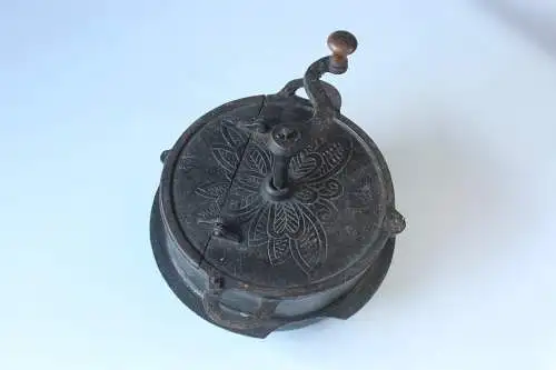 ca. 1895 antiker Kaffeeröster aus schwarzem Gusseisen mit Holzgriff - Sammlerstück - perfekte Deko für Kaffeerösterei oder Kaffeehandlung