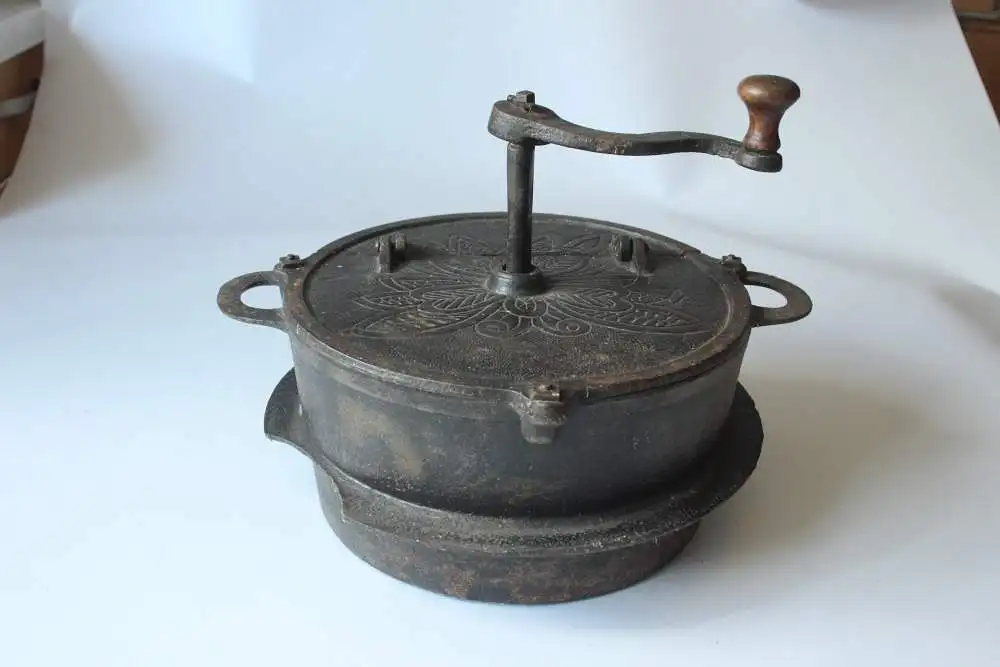 ca. 1895 antiker Kaffeeröster aus schwarzem Gusseisen mit Holzgriff - Sammlerstück - perfekte Deko für Kaffeerösterei oder Kaffeehandlung 4