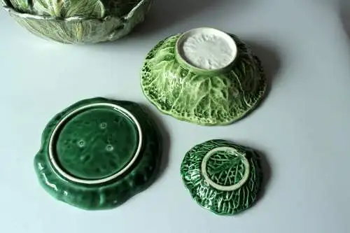 Set Majolika Antik und Vintage große Schüssel Kohlblatt mit Deckel Terrine 1930s - dazu 3 Kohlblattschalen aus den 1970ern - alles Handarbeit