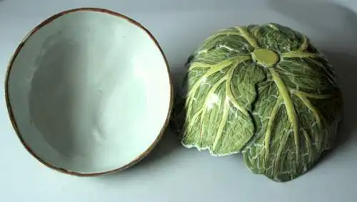 Set Majolika Antik und Vintage große Schüssel Kohlblatt mit Deckel Terrine 1930s - dazu 3 Kohlblattschalen aus den 1970ern - alles Handarbeit