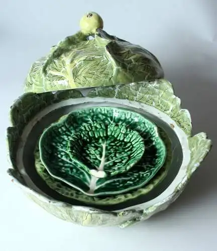 Set Majolika Antik und Vintage große Schüssel Kohlblatt mit Deckel Terrine 1930s - dazu 3 Kohlblattschalen aus den 1970ern - alles Handarbeit