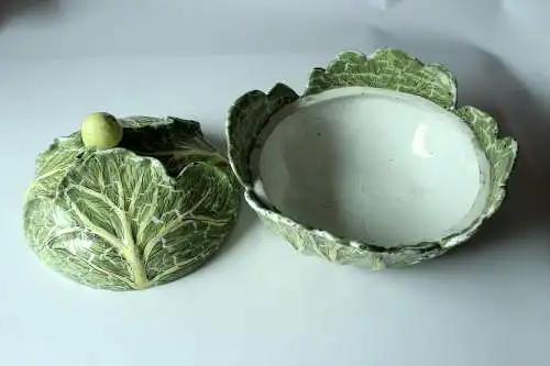 Set Majolika Antik und Vintage große Schüssel Kohlblatt mit Deckel Terrine 1930s - dazu 3 Kohlblattschalen aus den 1970ern - alles Handarbeit
