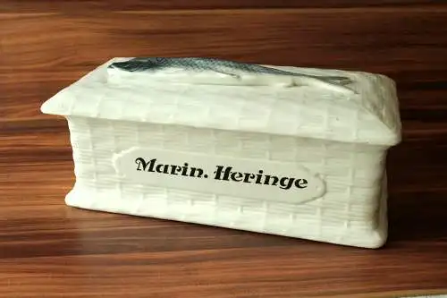 Außergewöhnlicher Fischtopf aus weißer Keramik - den Deckel ziert ein Fisch - Matjestopf - Terrine - Heringstopf - Vintage aus den 1950ern