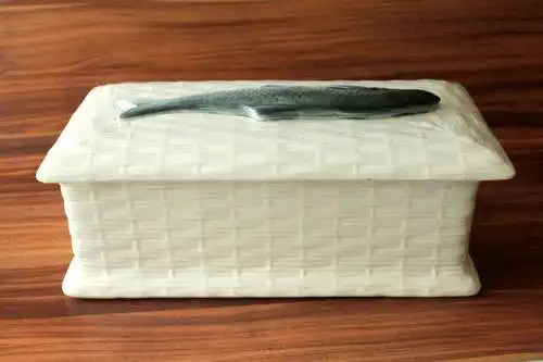 Außergewöhnlicher Fischtopf aus weißer Keramik - den Deckel ziert ein Fisch - Matjestopf - Terrine - Heringstopf - Vintage aus den 1950ern