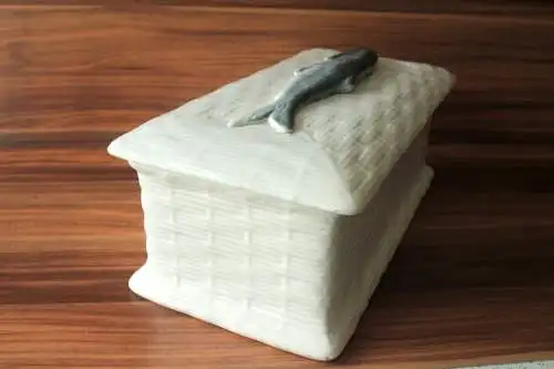 Außergewöhnlicher Fischtopf aus weißer Keramik - den Deckel ziert ein Fisch - Matjestopf - Terrine - Heringstopf - Vintage aus den 1950ern