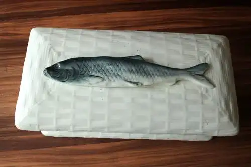 Außergewöhnlicher Fischtopf aus weißer Keramik - den Deckel ziert ein Fisch - Matjestopf - Terrine - Heringstopf - Vintage aus den 1950ern