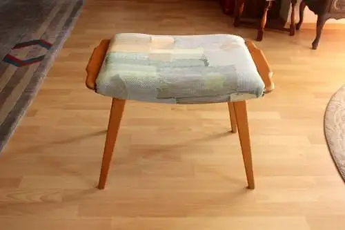 1950s Schminkhocker, Schlafzimmerhocker Holz mit leicht geschwungener Sitzfläche und erneuerter Polsterung (Motiv 70er) - Vintage