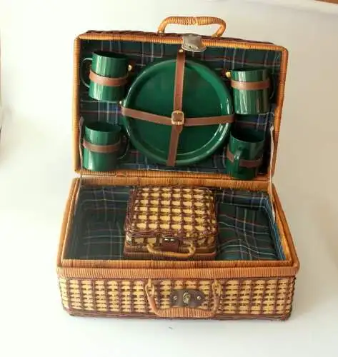 Vintage Picknick-Korb für 4 Personen mit Zubehör sowie Kinderpicknickkorb mit Zubehör Rattan Stoff Leder,  1980er, 2 picnic baskets, Vintage