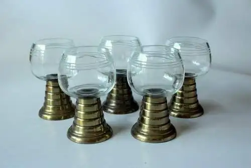 1920s - 5 antike Weingläser - Wein-Römer - handgefertigt von Böhme + Hennen, Dresden - mit messingfarbenem Metallfuß - absolute Rarität