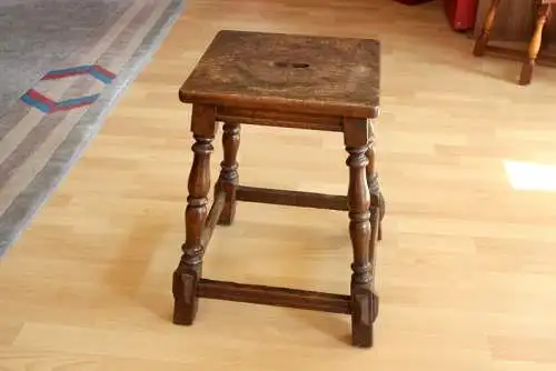 Antiker schwerer handgearbeiteter Werkstatthocker aus den 1930ern Schusterhocker Blumenhocker Holz Vintage antique plant stand workshop stool 