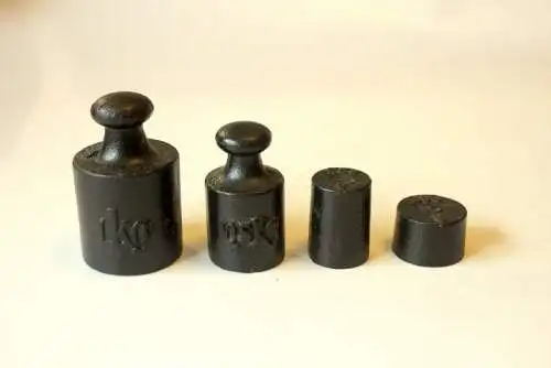 Set mit 4 Eisengewichte antik, Gewichte (je 1 x 1kg - 0,5kg - 250g - 200g) Vintage, mid century, antique iron weights - set of 4 
