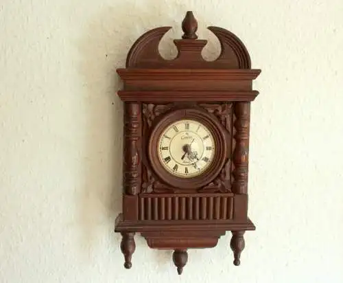 Außergwöhnliche Wanduhr "Camelot" Holz aus den 1980ern 