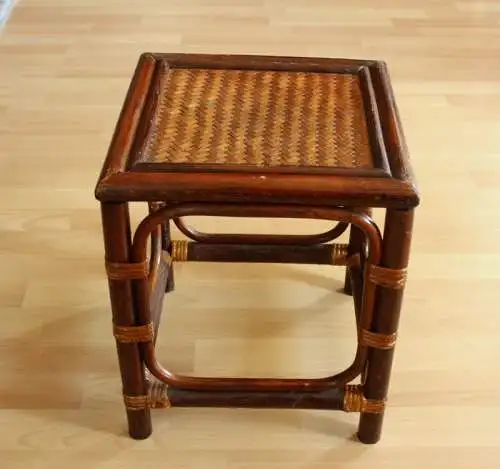 Schöner kleiner Blumenhocker Bambus Rattan Holz kleiner Beistelltisch geflochten Handarbeit Vintage 