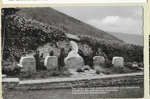 [Echtfotokarte schwarz/weiß] Ehrenmal von Kunstbildhauer Müller-Rodin Moselkern/Mosel
Den Toten aus dem ostdeutschen Raum zum Gedächtnis..... 