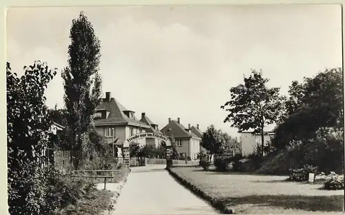 [Echtfotokarte schwarz/weiß] Syrau Krs. Plauen Vogtland Ausgang an der Drachenhöhle 1956
Banner Freude nur im Frieden. 