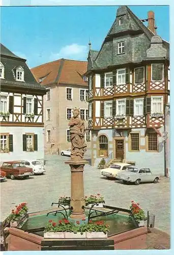 [Echtfotokarte farbig] Heppenheim an der Bergstraße
Marktbrunnen mit Liebig Apotheke. 