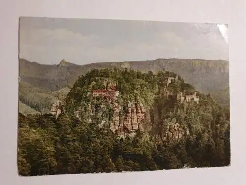 Blick vom Pferdeberg auf Berg Oybin und Felsengasse mit Scharfenstein