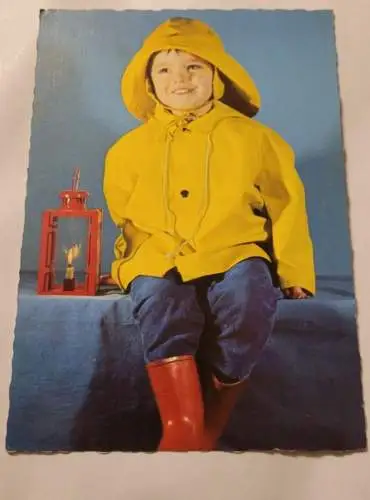 Kind mit Regenmantel