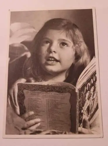 Kleines Mädchen mit Buch