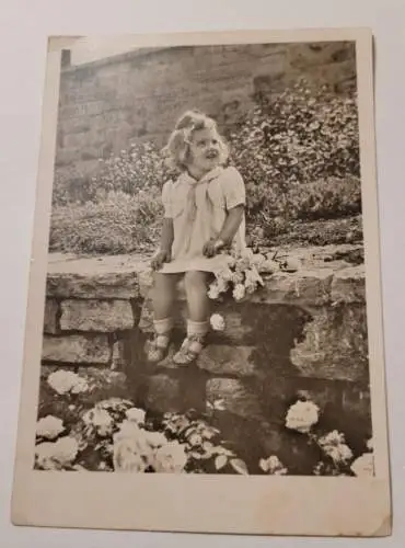 Kleines Mädchen auf Mauer