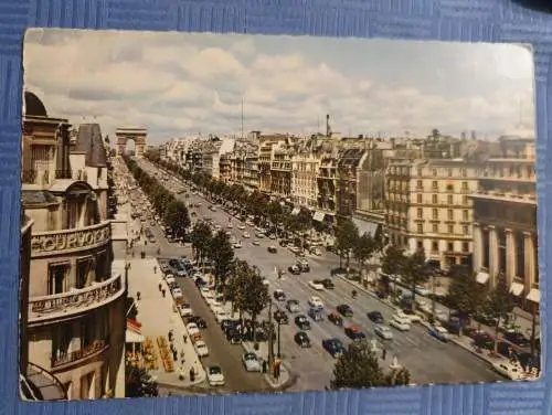 Paris - L'Avenue des Champs-Elysée