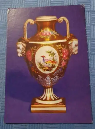 Vase mit rundem Fuß auf viereckigem Sockel