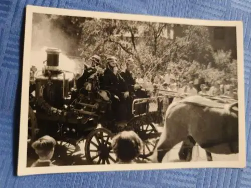 Alter Feuerwehrwagen bei Umzug