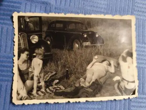 Menschen beim Picknick - Opel Olympia Auto