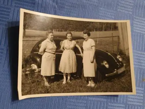 3 Frauen vor einem VW Käfer