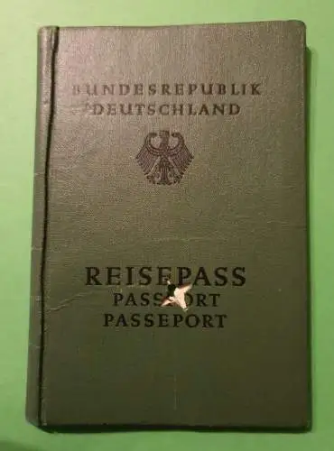 Ungültiger Reisepass - Deutschland (Viele Stempel)
