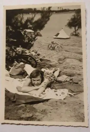 Frau auf Handtücher im Sand